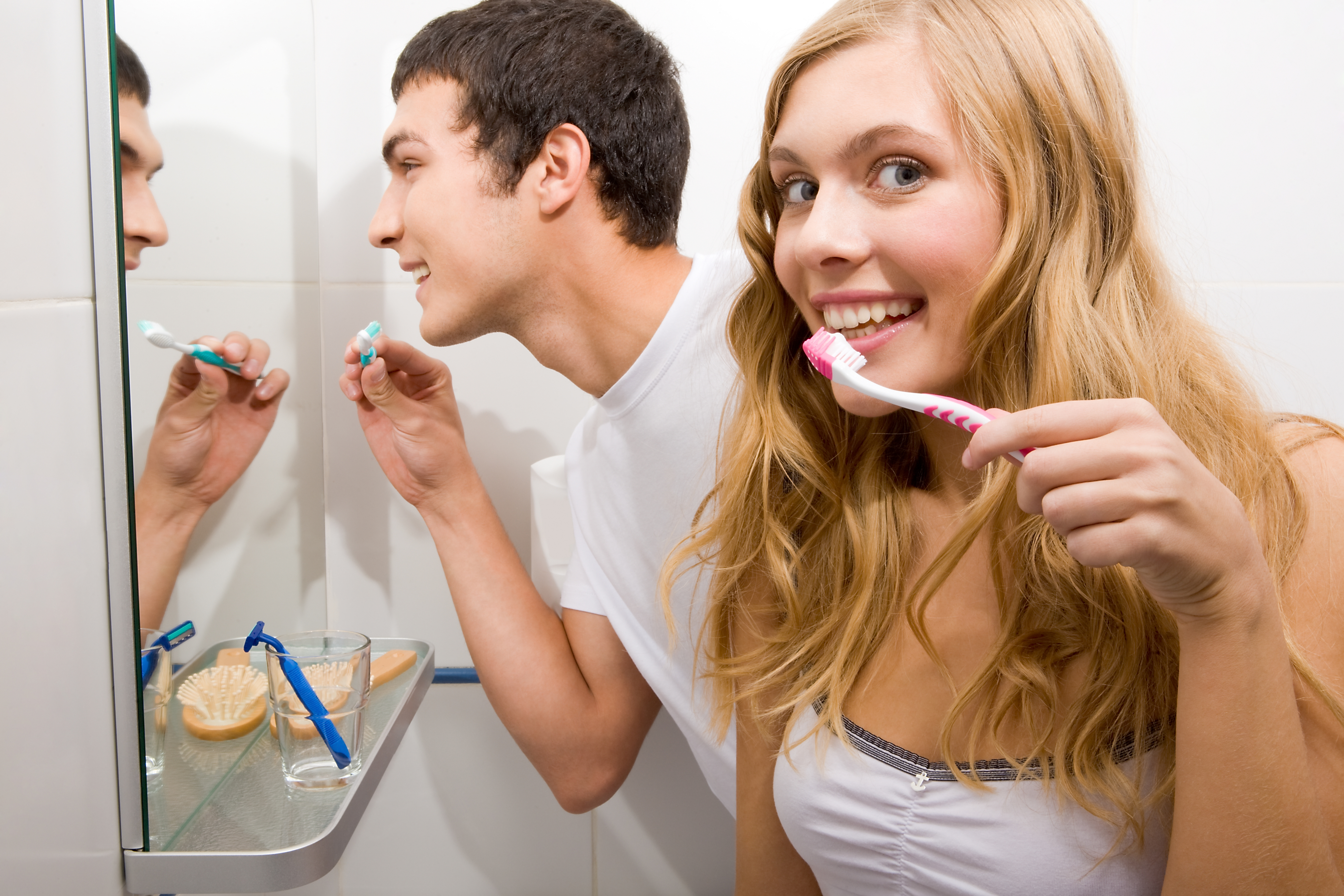 Couple se brossant les dents